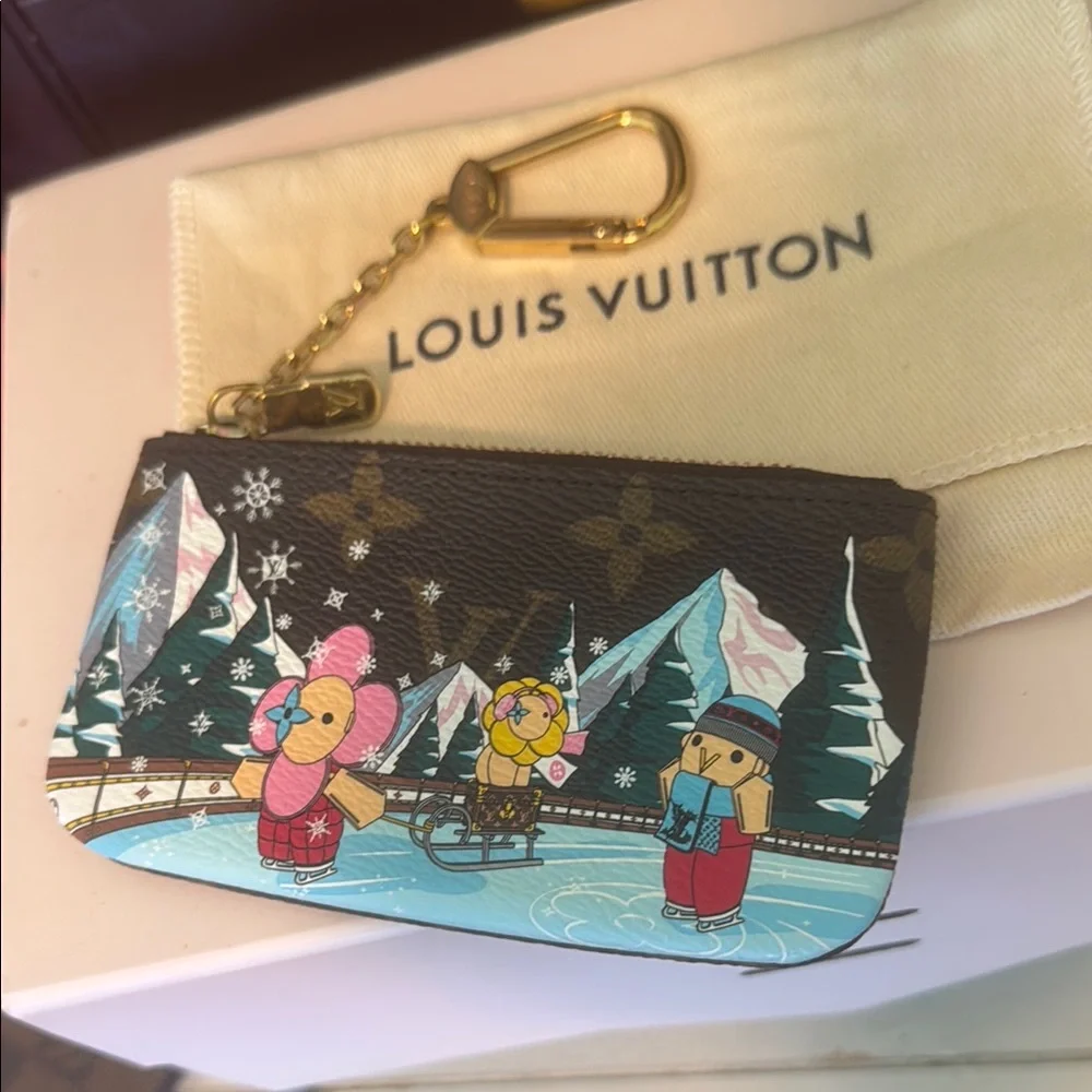 NEW! 2023 Christmas Animation Alpine Pink Key pouch! - Picture 4 of 15